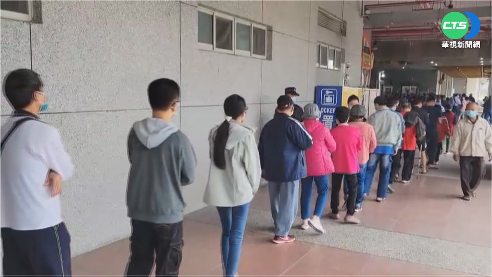 潮州醫師母子3人確診 接種站現人龍