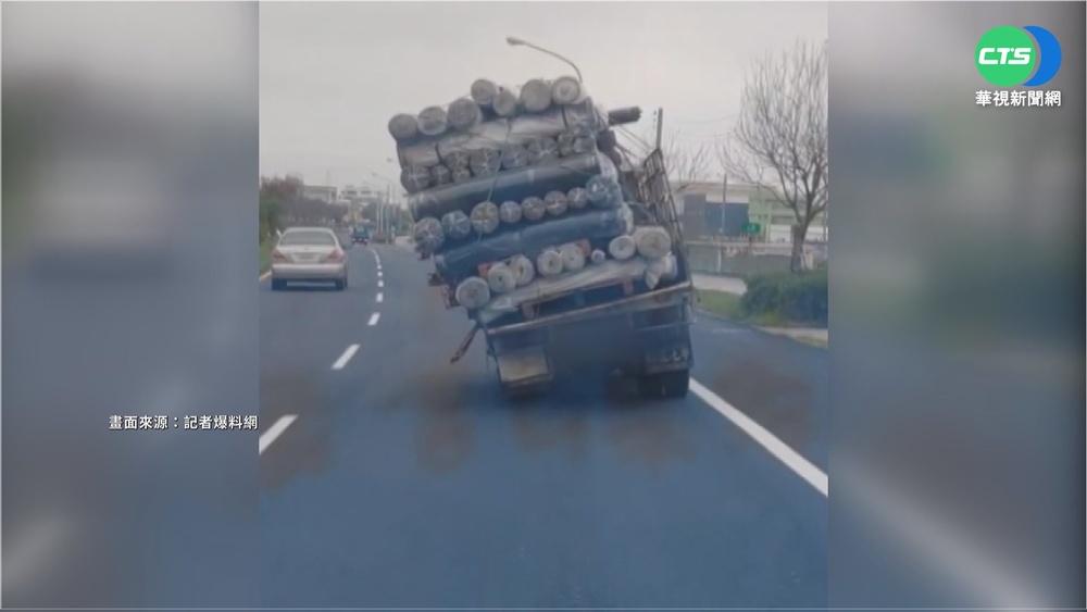 扯! 貨物歪掉左偏 小貨車險翻車照開