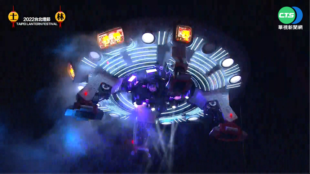 台北燈節爆人潮! 民眾搶看"宇宙飛船"升空