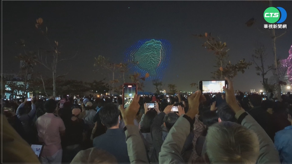 台灣燈會1500無人機展演夯 民眾塞爆會場