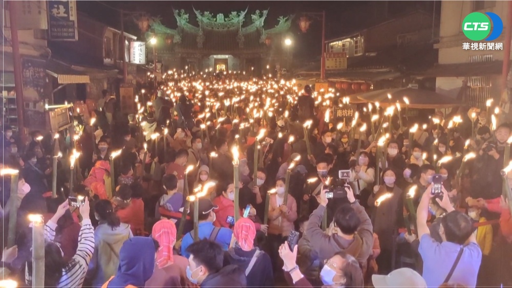 元宵拿"油笐火" 千人繞山夜遊點亮北埔!