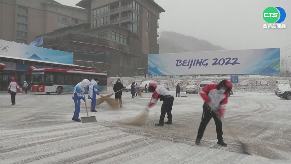 張家口大雪紛飛車結霜! 滑雪賽事延期