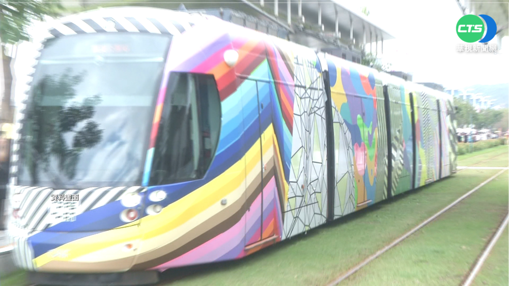 高雄輕軌車廂塗裝藝術 意外掀北高口水戰