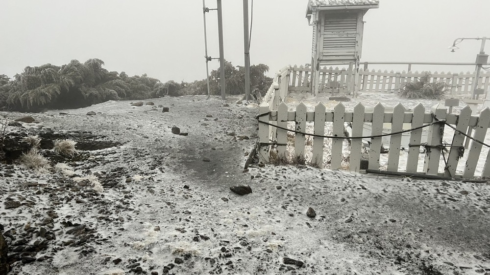 迎接銀白色情人節！玉山清晨6點飄雪 積雪達0.7公分