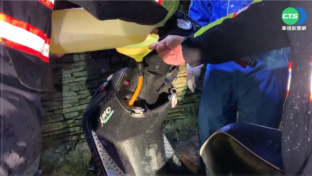 慘了! 機車沒油... 9外籍遊客卡合歡山