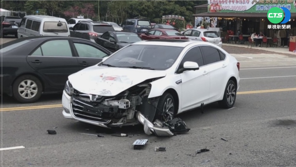 轎車跨雙黃線迴轉 2騎士閃避不及撞飛