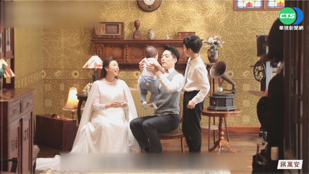 浪漫情人節! 蔣萬安攜妻兒拍復古婚紗照