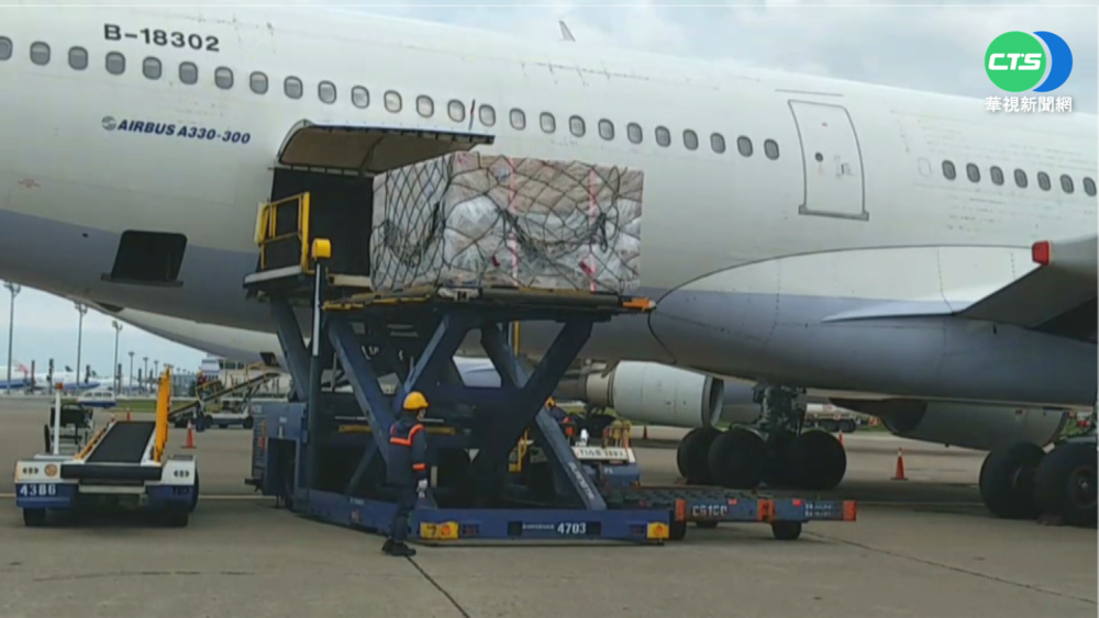 新一批莫德納疫苗 下午1:41分抵桃機!