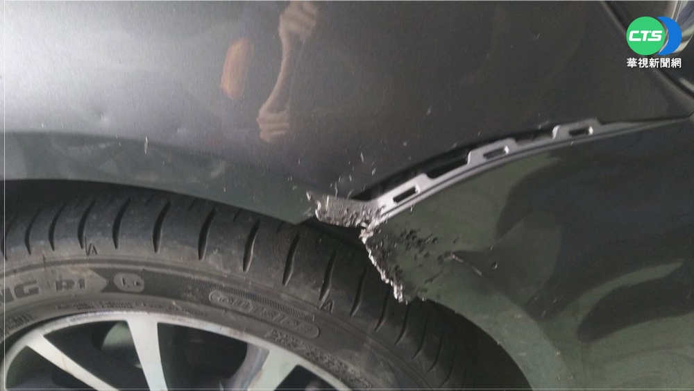 7流浪狗闖車庫 愛車被當"潔牙骨"啃!