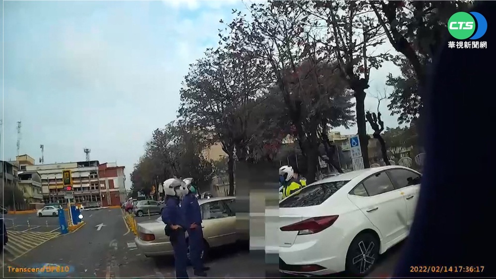 債務糾紛街頭大鬧! 女失控與員警拉扯