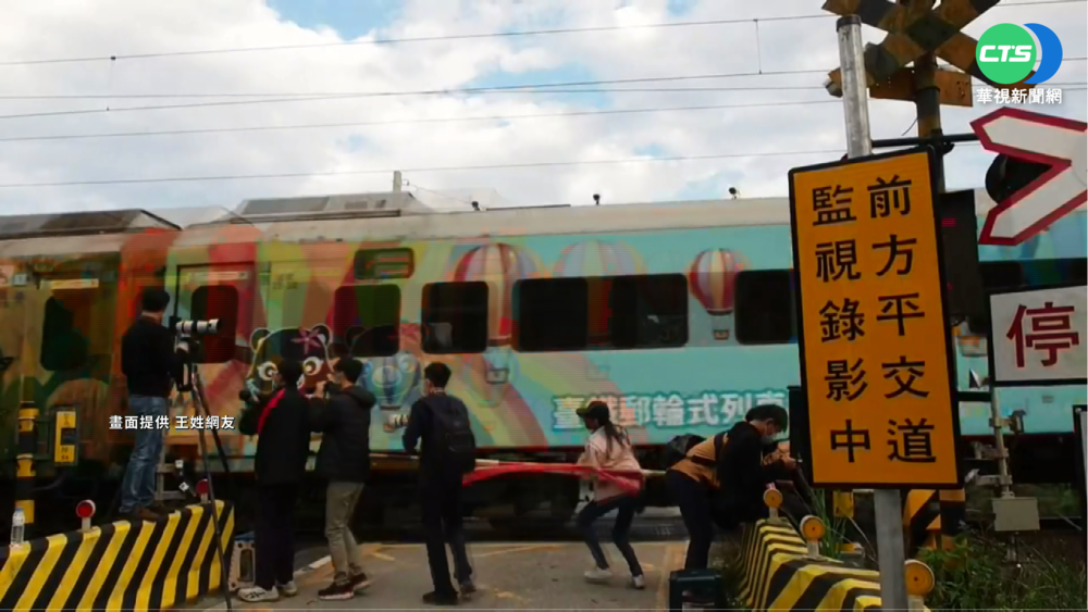 搶拍"DT668火車頭" 鐵道迷玩命闖柵欄