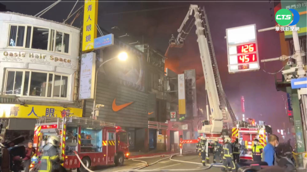 西門町火警封街 球鞋.服飾店遭波及