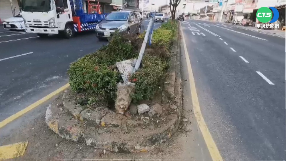 駕車自撞分隔島翻車 男酒測值0.37毫克