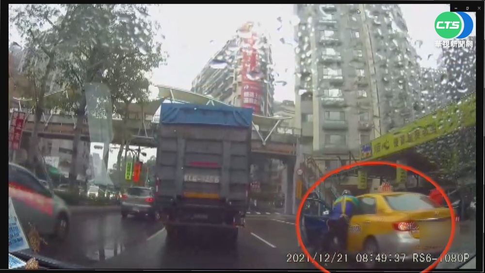 運將未禮讓騎士拒道歉 雙方爆衝突互告