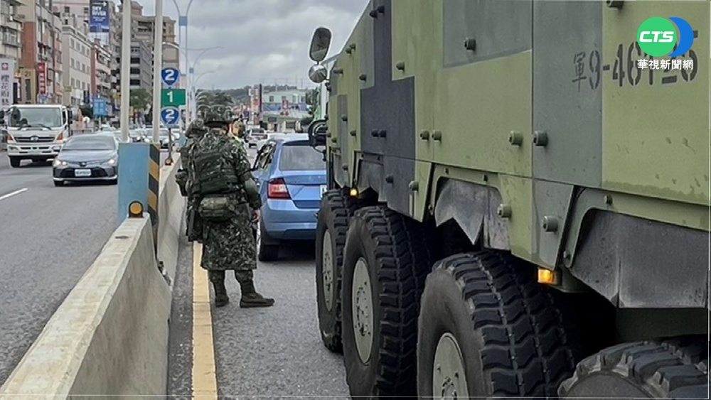 雲豹裝甲車撞車嚇壞民眾 淡水一度塞車
