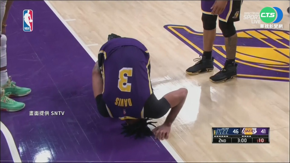 嚇! 戴維斯搶籃板 90度"翻船"傷退