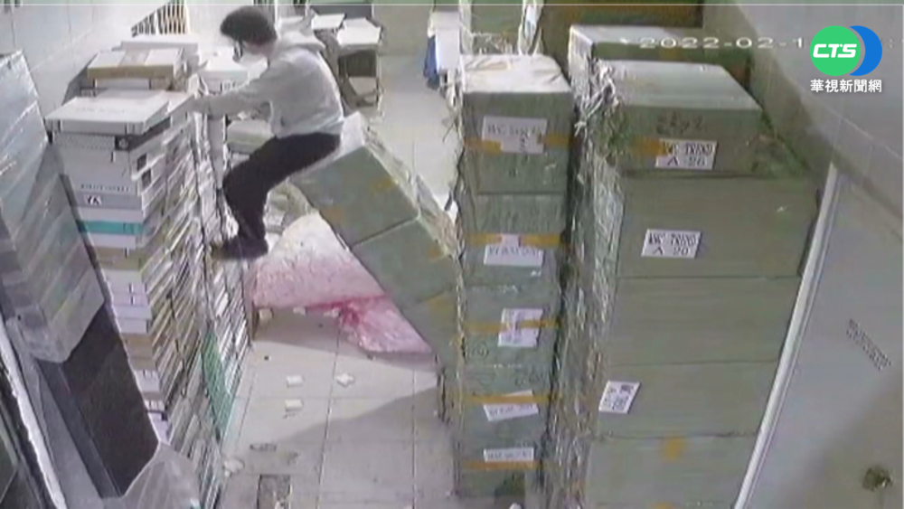 滑手機滑到洞裡! "成堆紙箱"救男孩一命