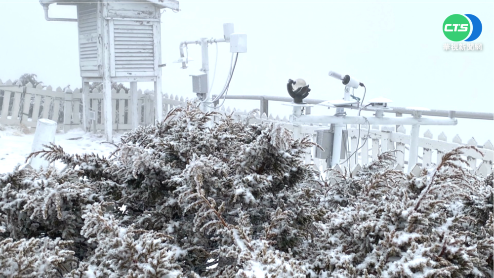 玉山清晨再度下雪 積雪已達到1.5公分
