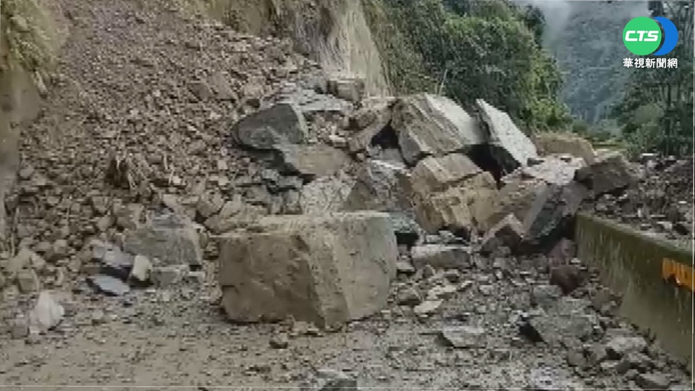 苗栗泰安山區大量落石 台62線路斷