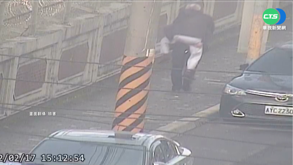 失智翁闖馬路迷航 暖心警背回派出所