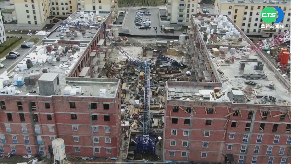 暴風襲歐! 狂風吹掀屋頂.大浪灌進船艙