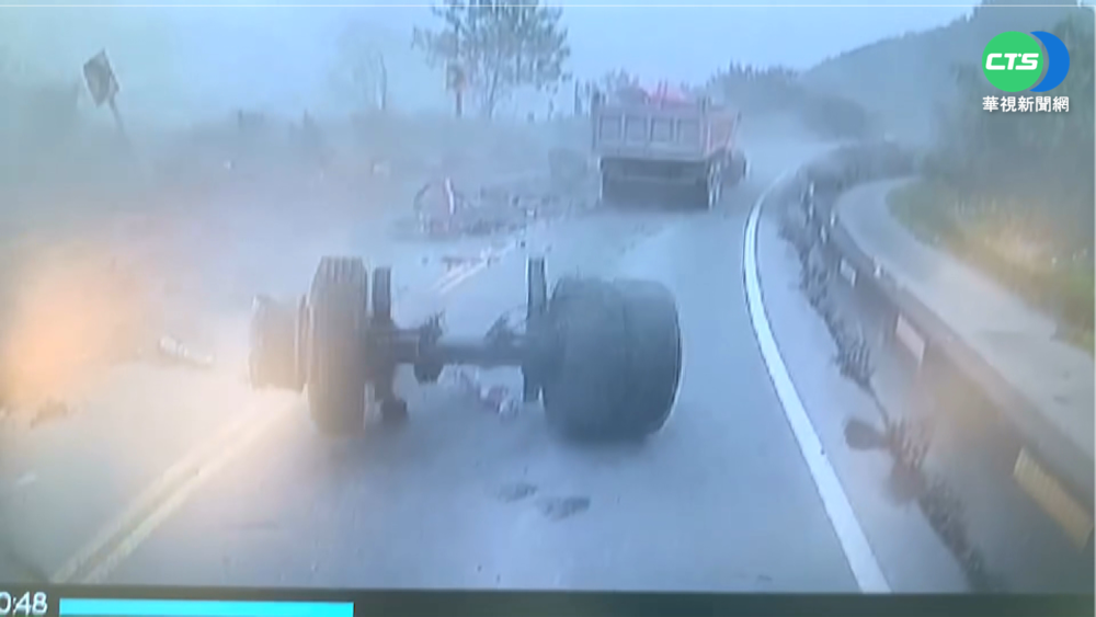 南投砂石車對撞! 駕駛困車內送醫不治