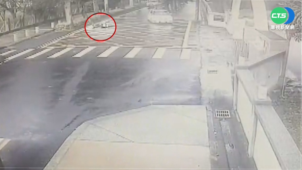 移工騎車自撞樹倒地 13車經過無人伸援