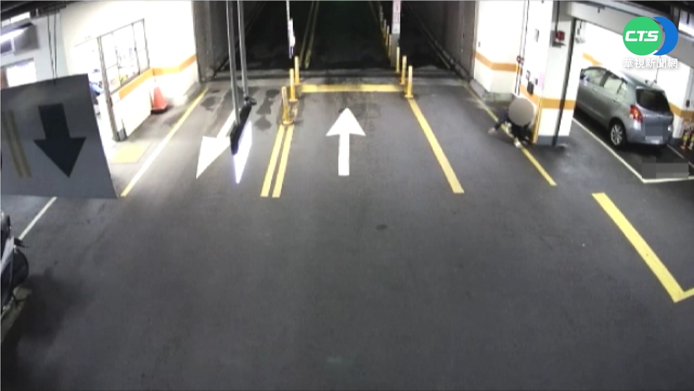 模仿蜘蛛人? 男趴地爬進停車場竊百元