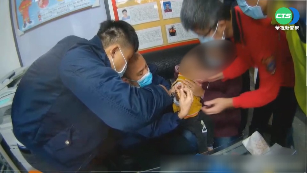 3歲童手指卡積木喊痛 警消"老虎鉗"解危
