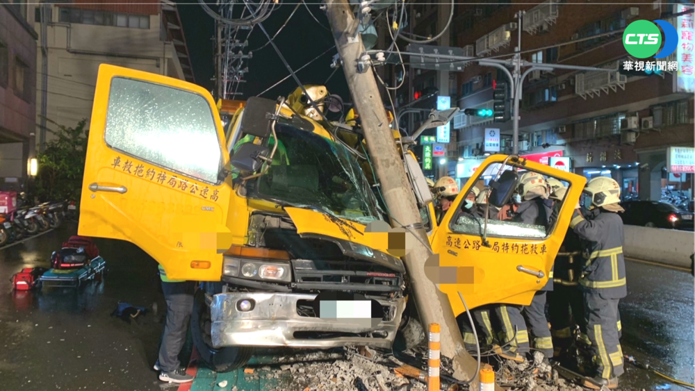 天雨路滑剎車無效? 拖吊車失控撞電線桿
