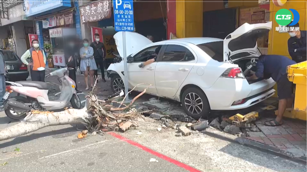 視線死角? 轎車失控衝人行道 2路人遭撞飛