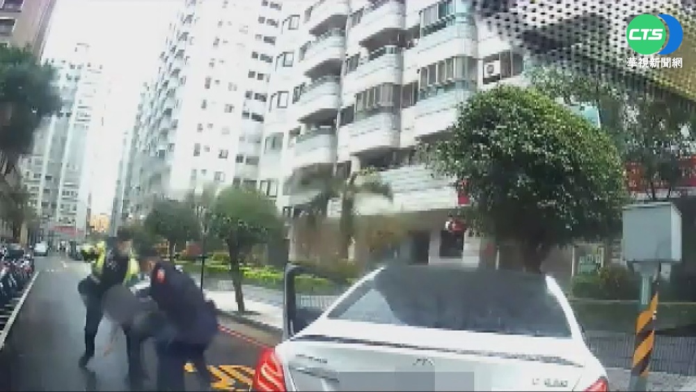 離譜! 男"吸笑氣"開車 蛇行逆向撞路樹