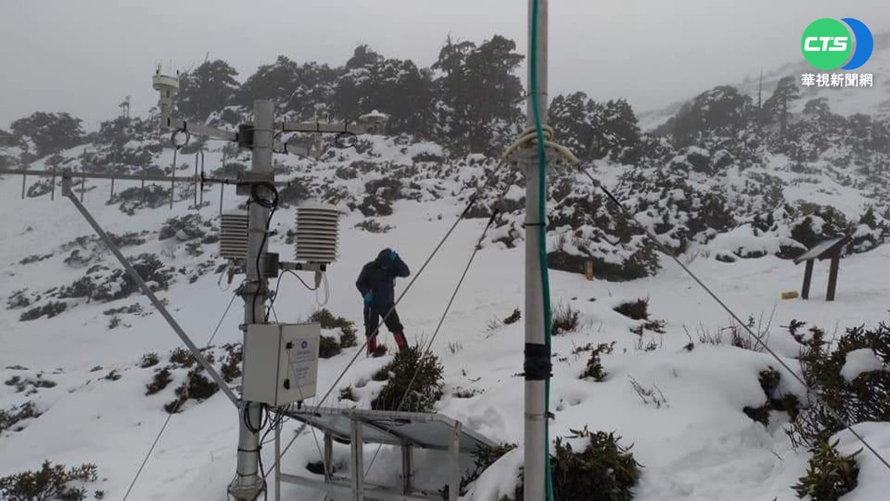 最冷寒流發威! 武嶺下冰霰 擠滿等雪民眾