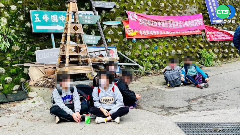 風吹雨淋! 新竹五峰學生席地而坐等公車