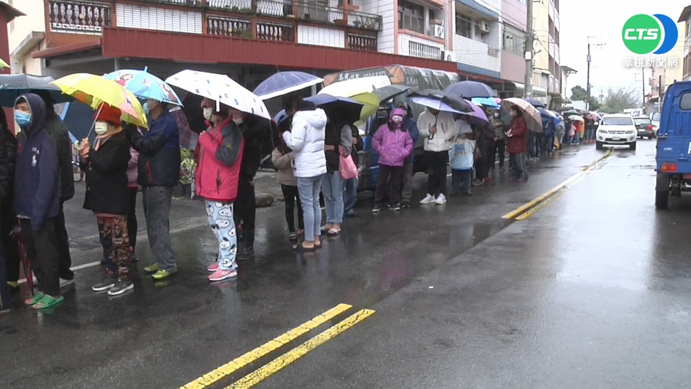 沙鹿宮廟千個紅包抽獎 民眾排隊不畏寒