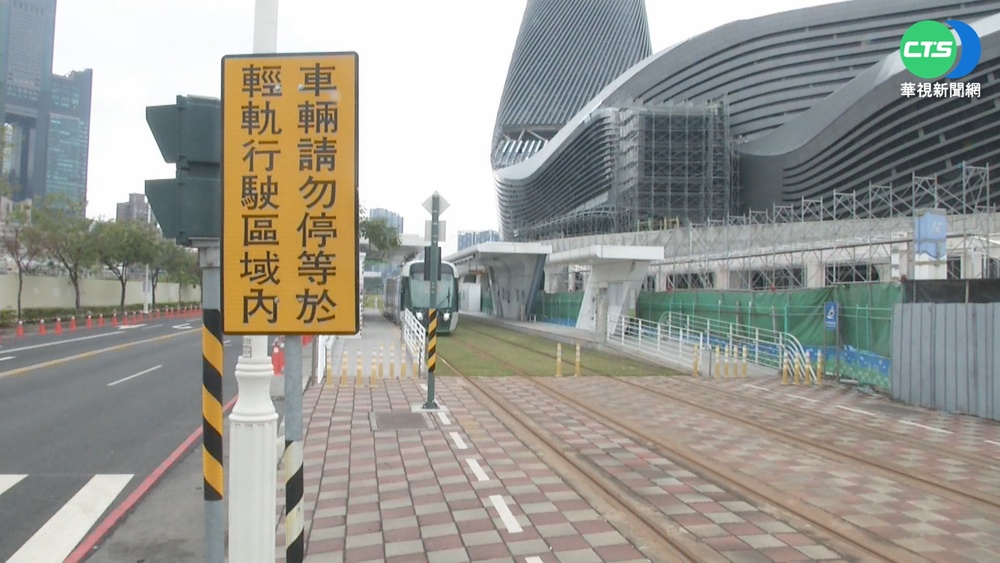 台灣燈會違停亂象 民眾穿軌道.車擋輕軌