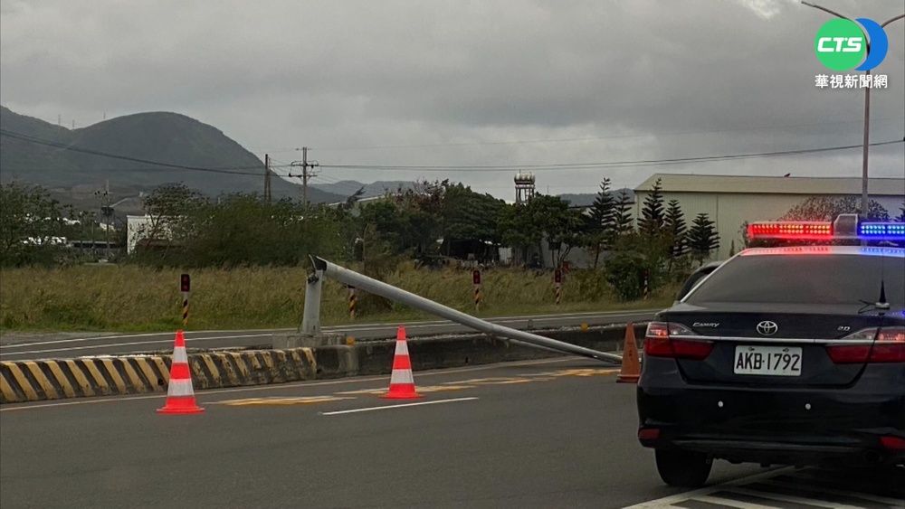 寒流襲! 屏東落山風強勁 路燈疑遭吹斷