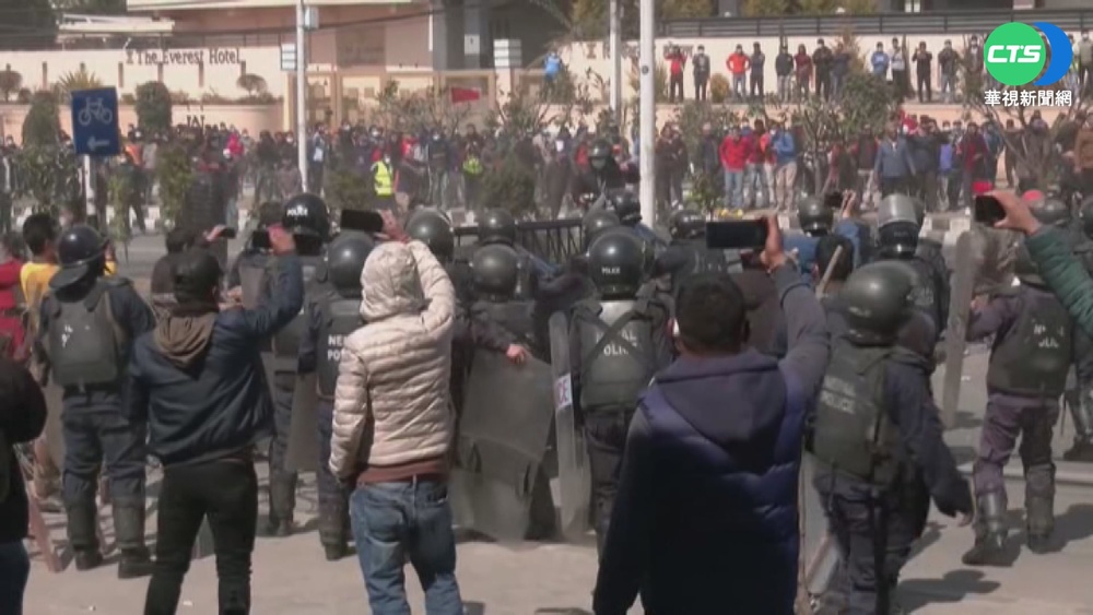 尼泊爾反美援示威 警方催淚瓦斯驅散