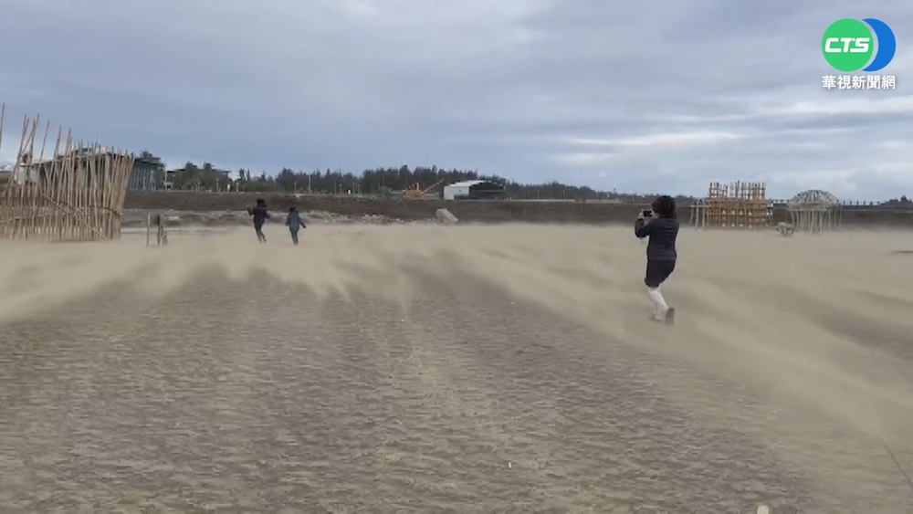 屏東飆12級陣風! 落山風"腰斬"路燈