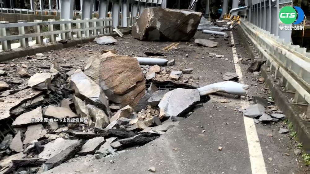 台八線落石不斷 員警巡邏徒手清理