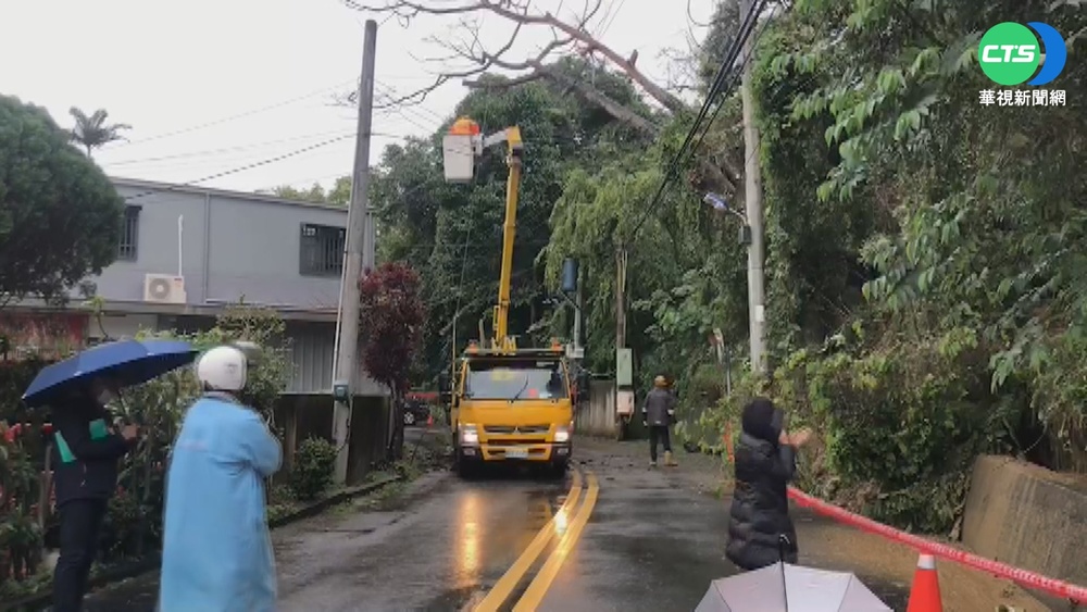 新竹高峰路土石崩 樹倒塌毀高壓電纜