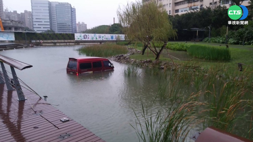 通緝犯拒檢遭警開4槍 駕車失控墜池落網