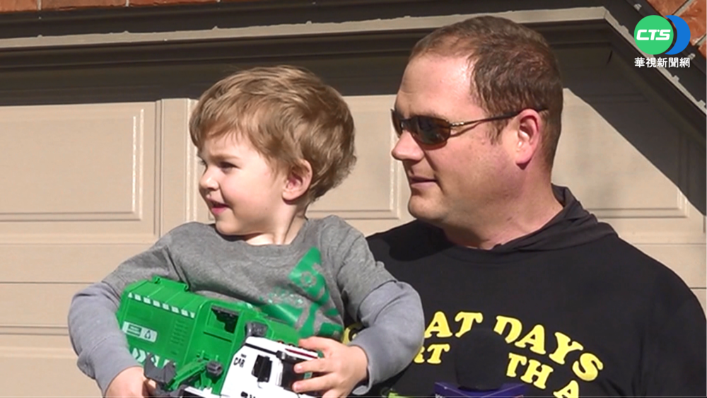 疫情出不了門! 童看垃圾車成生活樂趣