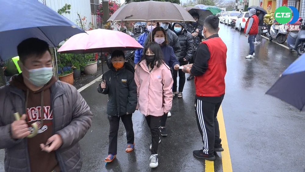 【台語新聞】沙鹿保安宮紅包摸彩 信眾冒雨排長龍