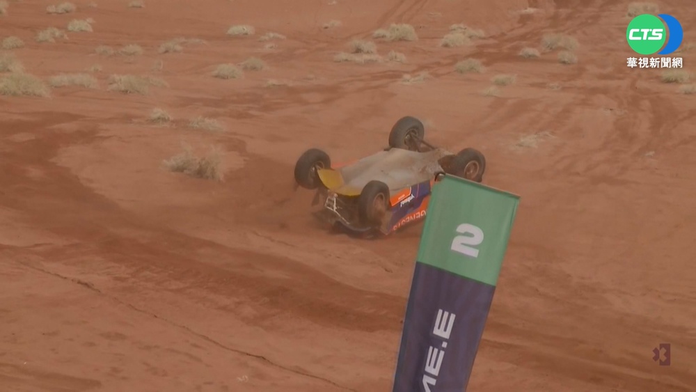 電動越野賽車極限賽首度登場 沙漠中翻車