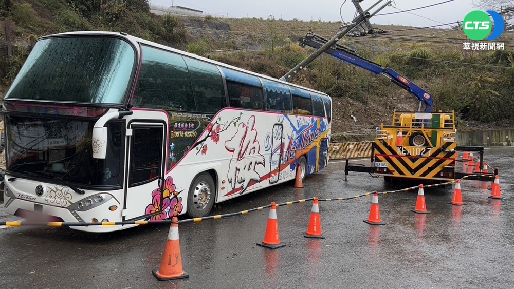 大雨釀梨山土石流 沖斷電桿砸賞櫻專車