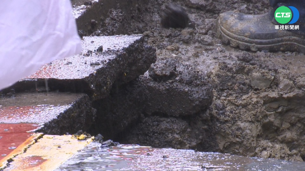 台中道路疑連日雨現坑洞 釀2騎士摔飛