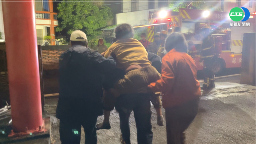 最動人身影! 孝子破門衝火場背出受困母