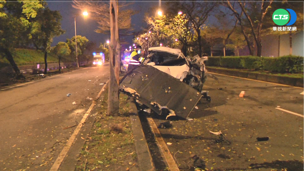 醉駕撞軍用大卡 2人彈出車外1死1傷