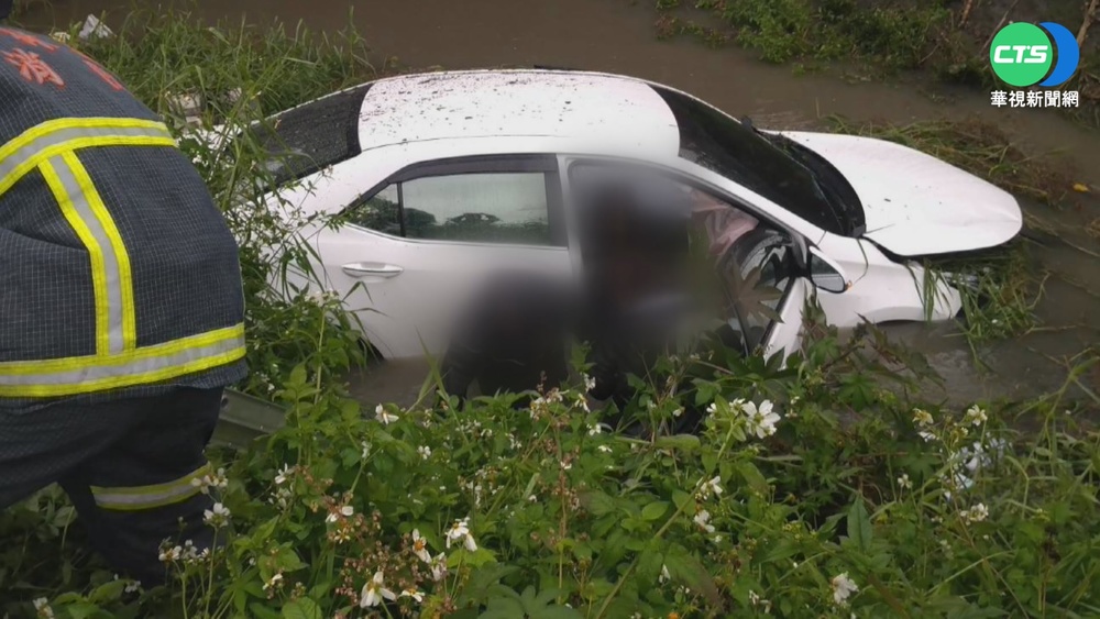 碰! 2車相撞 一車噴落水溝 3人自行逃出